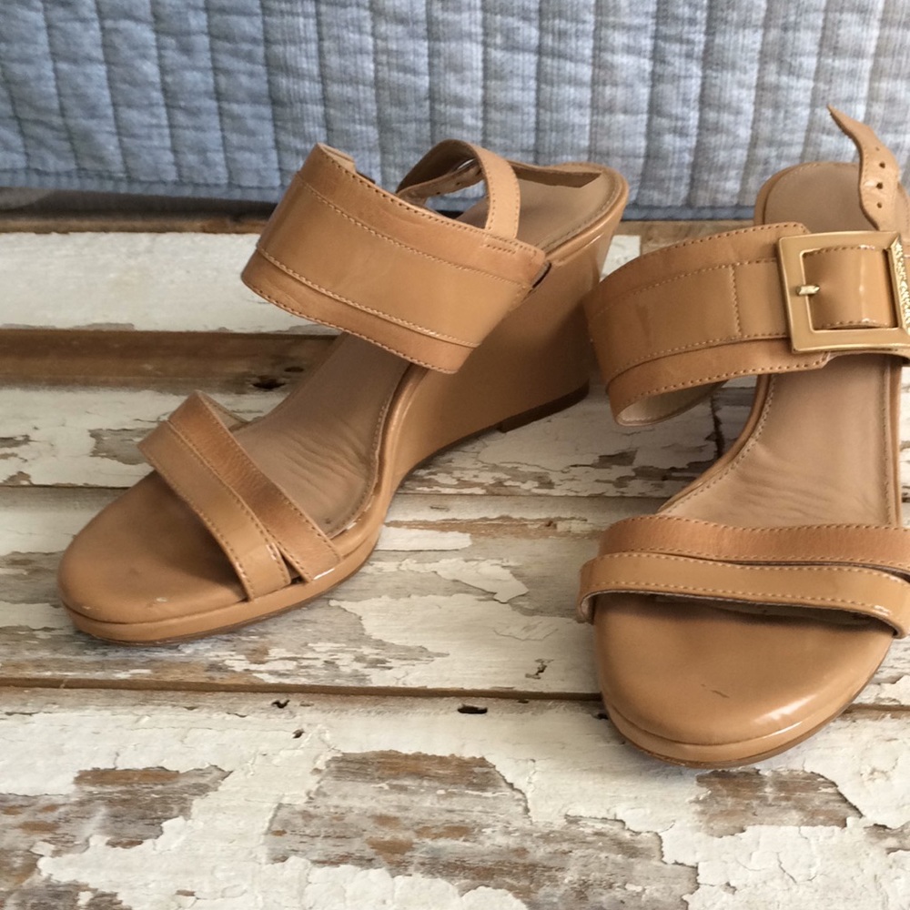Tan sandles